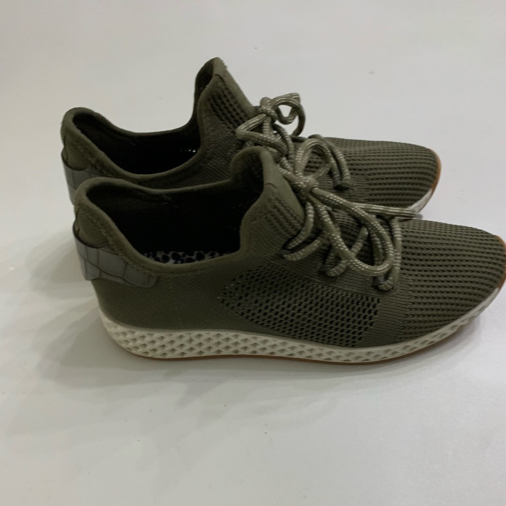 Like New J Slides Mesh Sneaker Size 7 - image 8